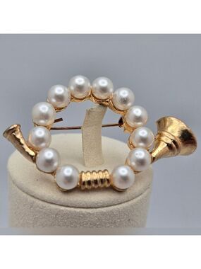 French Horn Brooch Vintage Gold Tone Faux Pearl Pin Musical Instrument